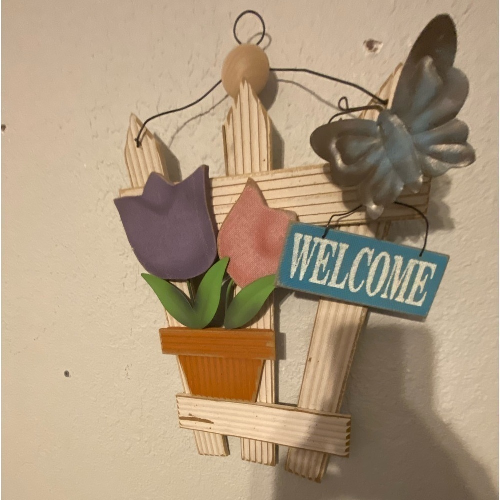 Tulip Wall Plaque multicolor on fence